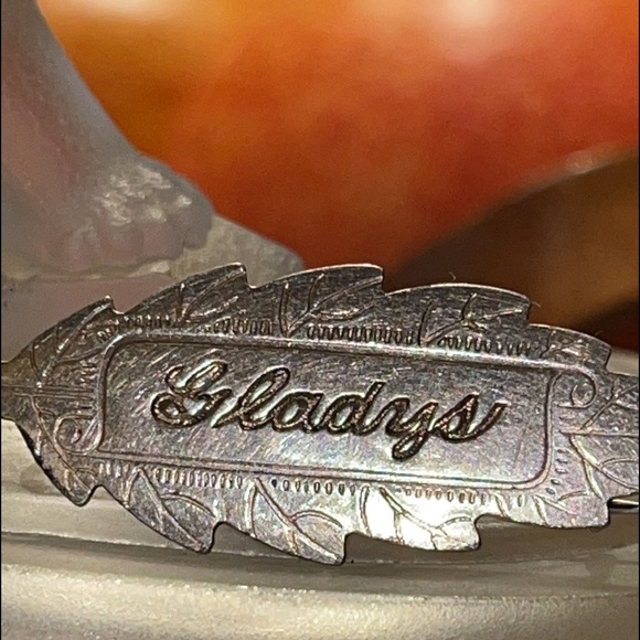 Antique Brooch GLADYS Engraved on Small Gold Leaf - Picture 6 of 12